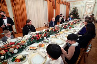Праздничный ужин в резиденции Путина в Ново-Огарево