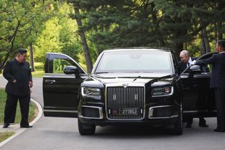 Путин показывает Ким Чен Ыну российский автомобиль Aurus, который он привез в подарок. 