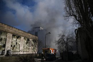 Клубы дыма после авиаудара по зданию Научно-исследовательского института
