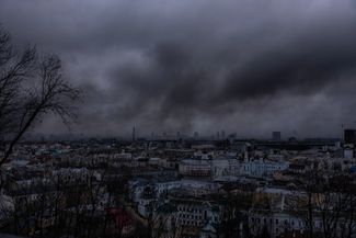 Дым от ракетного удара по Киеву поднимается над городом.