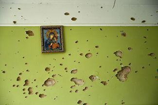 Икона в здании одной из львовских школ, поврежденных ракетным ударом ВС РФ
