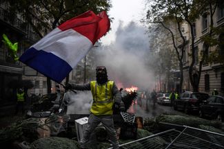 Во время акции протеста «Желтых жилетов» во Франции, 1 декабря 2018 года.
