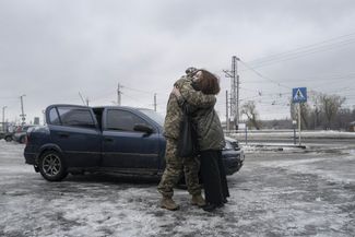 Украинский военный прощается со своей девушкой в Дружковке — городе Краматорского района Донецкой области
