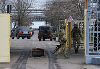 Российские военнослужащие охраняют въезд на Запорожскую АЭС