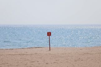 Знак «Осторожно, мины» на одесском пляже.