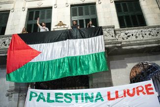 На мэрии Жироны вывесили палестинский флаг и баннер с надписью «Свободу Палестине».