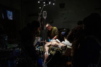 Украинскому военнослужащему оказывают первую помощь. Врачам не удалось его спасти. 9 января 2023 года