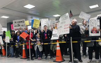 Акция протеста в зоне прилета Вашингтонского аэропорта имени Даллеса<br>