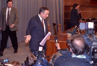 Министр иностранных дел России Андрей Козырев во время пресс-конференции, 1 декабря 1992 года