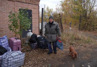 Житель Купянска собирается в эвакуацию вместе со своей собакой. 17 октября 2024 года