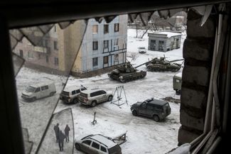 Украинские танки и автомобили специальной миссии ОБСЕ в Авдеевке, 1 февраля 2017 года