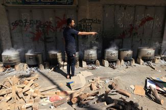 Уличная кухня для беженцев в Хан-Юнисе. Из-за нехватки топлива и газа еду готовят на дровах. 15 октября 2023 года