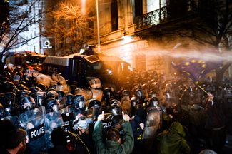 Полиция применяет водомет для разгона протестующих против закона об «иноагентах» у здания парламента в Тбилиси. 7 марта 2023 года