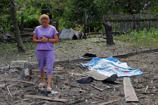 Жительница Донецка у тела погибшей соседки