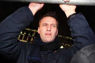 Алексей Навальный перед митингом 5 декабря на Чистых прудах. В декабре 2012 года <a href="https://newtimes.ru/articles/detail/60591" rel="noopener noreferrer" target="_blank">в интервью The New Times</a> Навальный вспоминал: «Я вообще туда, на Чистые, идти не хотел, потому что митинг организовала „Солидарность“» (имеется в виду демократическое движение, у истоков которого стояли Борис Немцов, Гарри Каспаров и др.). По его словам, он передумал, увидев, какие результаты «нарисовали» «Единой России» в Москве. «Я пошел, хотя думал, что митинг будет провальный», — говорил Навальный. Акция на Чистых прудах была согласована, но после нее началось спонтанное шествие к Центризбиркому, участники которого, включая Навального и Илью Яшина, оказались задержаны. Навальный за акцию на Чистых прудах получил первые для него <a href="https://ria.ru/20111212/515172478.html" rel="noopener noreferrer" target="_blank">15 суток административного ареста</a>.