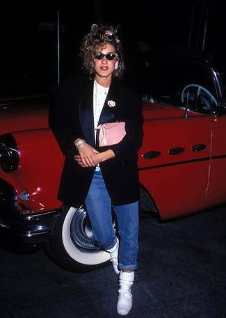 Сара Джессика Паркер в блейзере, джинсах и кроссовках с носками, 1980 год