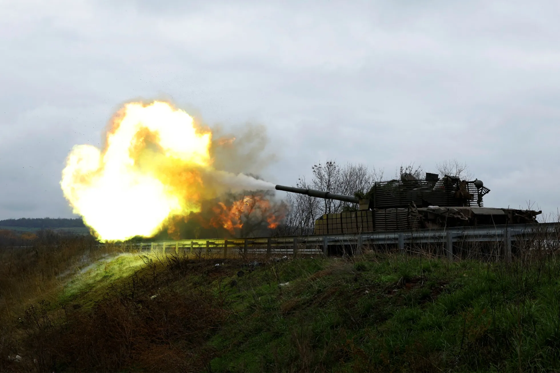 Ukrainian soldiers fire from a T-80 tank captured from the Russian army. Donetsk region, November 4, 2022