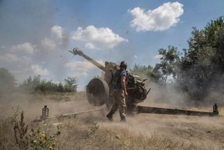 Украинские артиллеристы ведут огонь под Николаевом