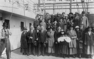 Семья из 27 русских беженцев позирует после прибытия в Нью-Йорк. 1921 год