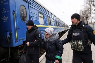Сотрудники Украинской службы спасения сопровождают Галину на поезд до Днепра