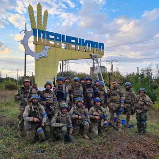 Украинские военные позируют на фоне стелы с названием поселка Шевченково, который перешел под контроль ВСУ наряду с Балаклеей в Харьковской области. Шевченково находится примерно в 80 километрах от Харькова