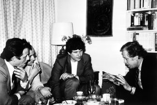 Диссиденты и участники «Хартии-77» в резиденции американского посла в Праге в 1986 году. Крайний справа — будущий президент Чехословакии Вацлав Гавел