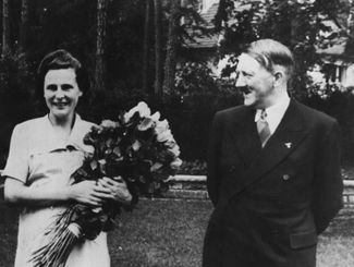 Лени Рифеншталь с букетом от Адольфа Гитлера. 1937 год