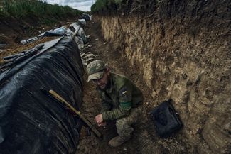 Украинский солдат в траншее