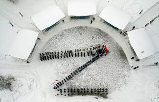 Участники флешмоба «Своих не бросаем» в поддержку российских военнослужащих выстроились в знак Z, который стал неофициальным символом войны, в парке Победы им. Жукова в Кемерове