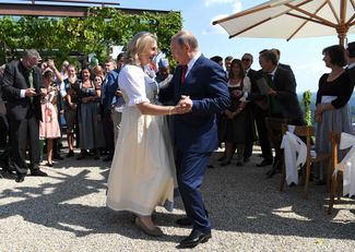 Владимир Путин танцует с Карин Кнайсль на ее свадьбе в австрийской коммуне Гамлиц, 18 августа 2018 года