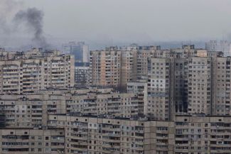 Дым над жилым домами после обстрела с российских позиций на севере Харькова