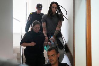 Бриттни Грайнер ведут в наручниках в зал Химкинского суда, 27 июня 2022 года