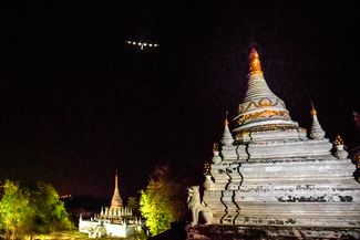 Solar Impulse 2 улетает из города Мандалай, Мьянма. 30 марта 2015 года