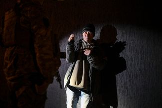 Житель Львова, оказавшийся на улице ночью в комендантский час. Бойцы теробороны, которые замечают нарушителей, допрашивают их и требуют документы
