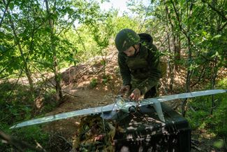 Боец 148-й отдельной артиллерийской бригады Десантно-штурмовых войск ВСУ готовит дрон «Фурия» к запуску в Донецкой области