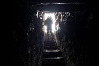 Украинские морпехи в подземном бункере на танковой позиции своего подразделения