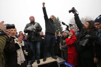 Депутат заксобрания Санкт-Петербурга Максим Резник и Андрей Пивоваров из «Парнаса» на Марсовом поле, 28 января 2017 года