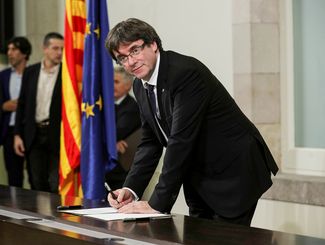 Президент Каталонии Карлес Пучдемон подписывает декларацию о независимости. 10 октября 2017 года