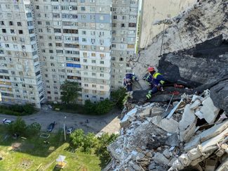 Спасатели в Харькове работают в жилом доме, пострадавшем от обстрелов