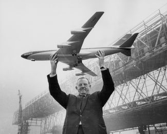 Кит Грэнвилл, управляющий директор British Overseas Airways Corporation, держит в руках модель Boeing 747 на фоне аэропорта Хитроу. Март 1969 года