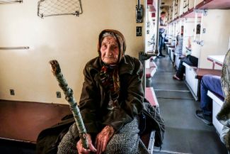Пожилая жительница Донецкой области на эвакуационном поезде из Покровского в Днепр