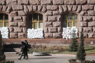 Мешки с песком защищают окна Киевского городского совета, 28 февраля 2022 года