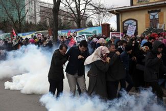 Полиция разгоняет участников акции в поддержку редакции газеты Zaman. Стамбул, 5 марта 2016 года.