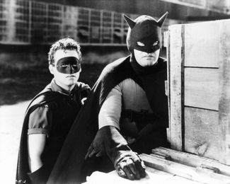 Дуглас Крофт и Льюис Уилсон в ролях Робина и Бэтмена в фильме «Бэтмен» 1943 года