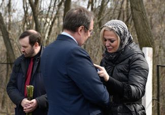 Илья Пономарев и Мария Максакова во время похорон Дениса Вороненкова на Зверинецком кладбище в Киеве, 25 марта 2017 года