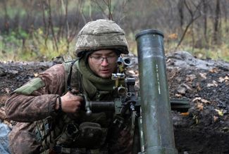 Украинский военный Дмитро готовится к использованию миномета на линии фронта возле Бахмута