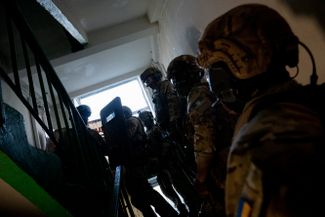 Сотрудники СБУ в Харькове во время обыска в доме человека, подозреваемого в распространении пророссийской пропаганды