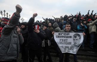 Стихийное выступление футбольных фанатов на Манежной площади в Москве, 11 декабря 2010 года