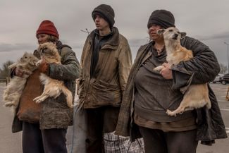 Семья из поселка Мирное (Мелитопольский район) ждет регистрации на эвакуационном пункте для людей, бегущих из городов, находящихся под контролем России
