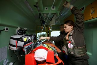 Фельдшер Марьяна, реаниматолог Первого добровольческого мобильного госпиталя имени Пирогова, оказывает помощь раненому украинскому военнослужащему в машине скорой помощи. Его эвакуируют из полевого госпиталя недалеко от линии фронта в Бахмуте в специализированный травматологический госпиталь Краматорска